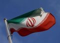 Göğe çekilmiş İran bayrağı.