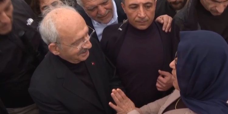CHP lideri Kılıçdaroğlu depremzede vatandaşla sohbet ediyor.