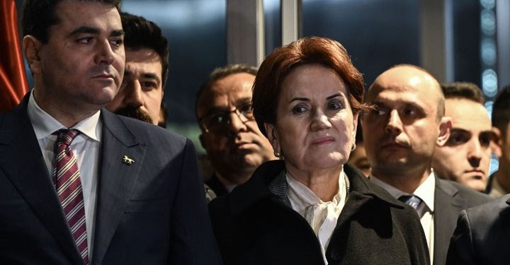 İyi Parti Lideri Akşener'in aday açıklanırken vaziyeti hali. Yüzü asık ve mutsuz görünüyor