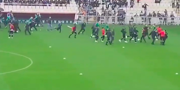 Bursa Büyükşehir Stadyumu'nda Amed futbolcularının saldırıya uğradığı an.