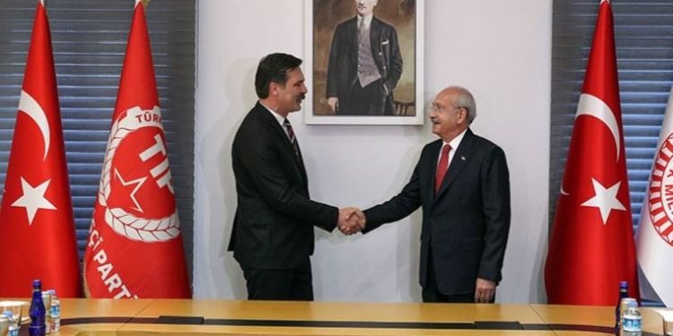 CHP Genel Başkanı ve TİP Genel Başkanı tokalaşıyor