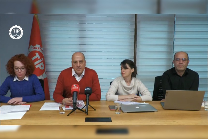 TİP İstanbul Milletvekili Ahmet Şık (kırmızı kazaklı) önündeki mikrofonlara konuşuyor.