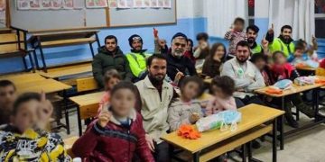 Umut Kervanı Vakfı'nın depremin merkez üssü olan Kahramanmaraş'ta çocuklara din dersi verdiği ortaya çıktı.