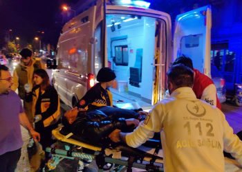 Yaralanan motosiklet sürücüsü sedye ile ambulansa taşınıyor.