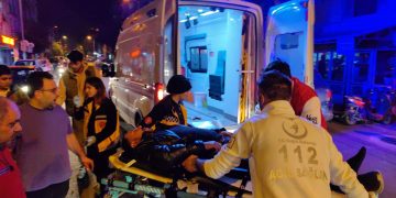 Yaralanan motosiklet sürücüsü sedye ile ambulansa taşınıyor.