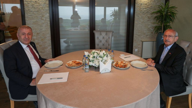 Kılıçdaroğlu ve Özdağ masada oturuyor.