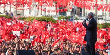 Kemal Kılıçdaroğlu halk buluşmasında yurttaşlara hitap ediyor.