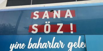 Kılıçdaroğlu’nun otobüsüne Sakarya mitingi sonrası taşlı saldırı