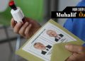 Bir kişi, bir elinde Erdoğan ve Kılıçdaroğlu'nun bulunduğu oy pusulasını ve zarfını, bir elinde de mührü tutuyor.