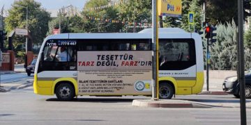 Bir belediye otobüsünün üzerindeki tesettür reklamı görülüyor.
