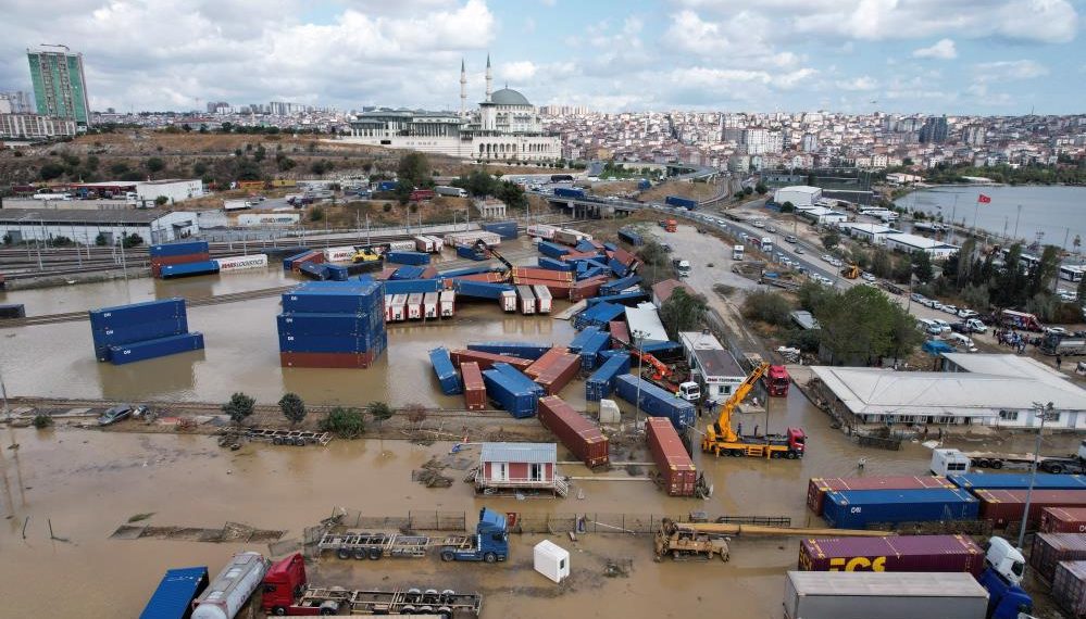 İstanbul'da sağanak yağış nedeniyle sel gerçekleşen Halkalı Tren Garı.